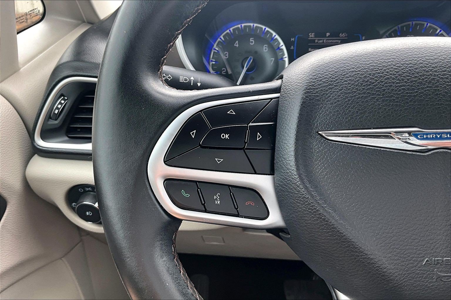 Used 2017 Chrysler Pacifica Touring-L FWD image 22