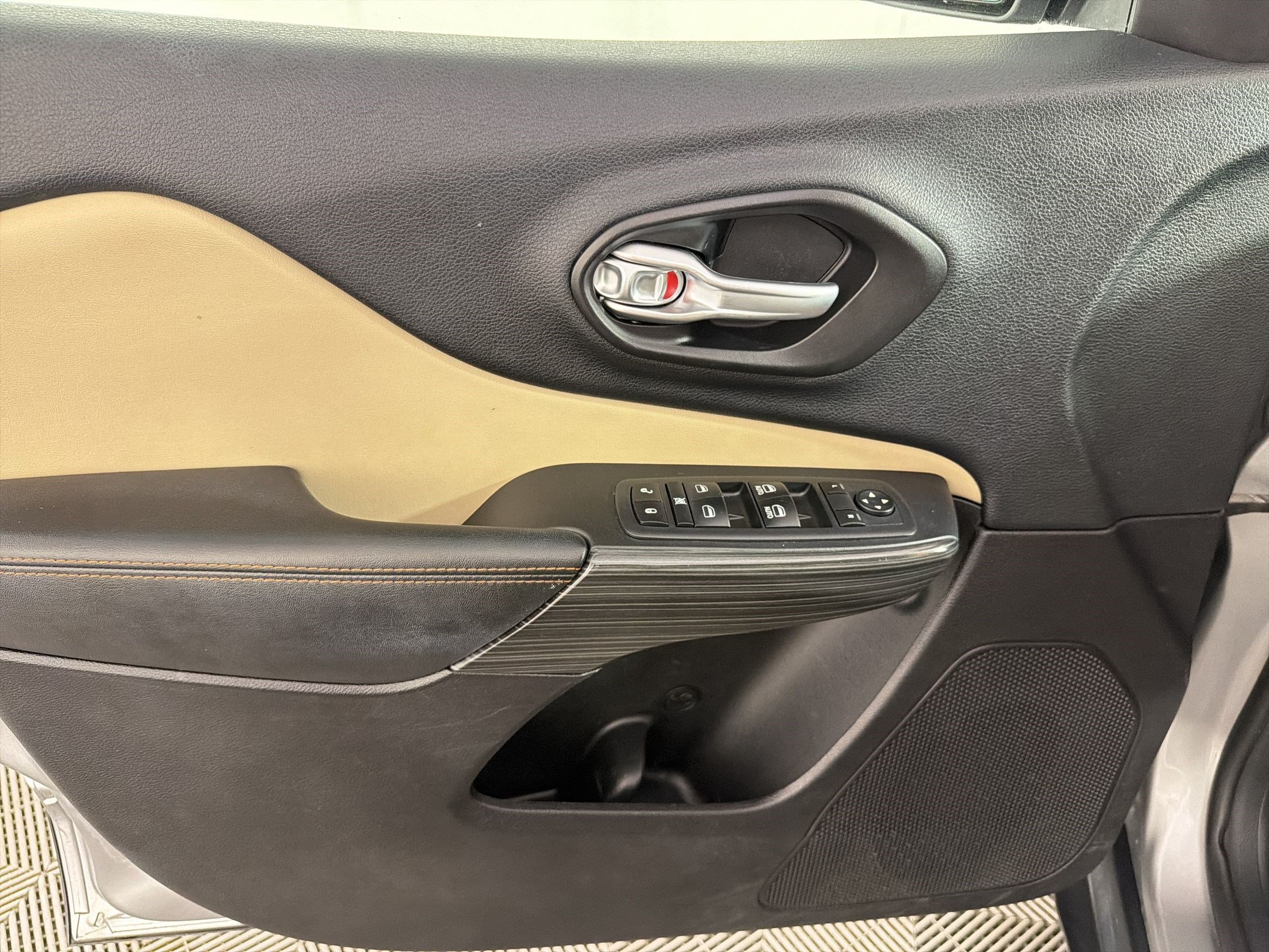 Used 2016 Jeep Cherokee Limited AWD/4WD image 13