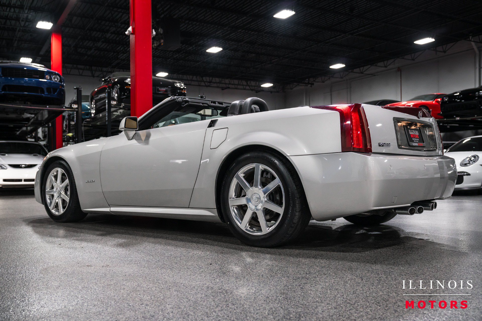 Used 2004 Cadillac XLR RWD image 3