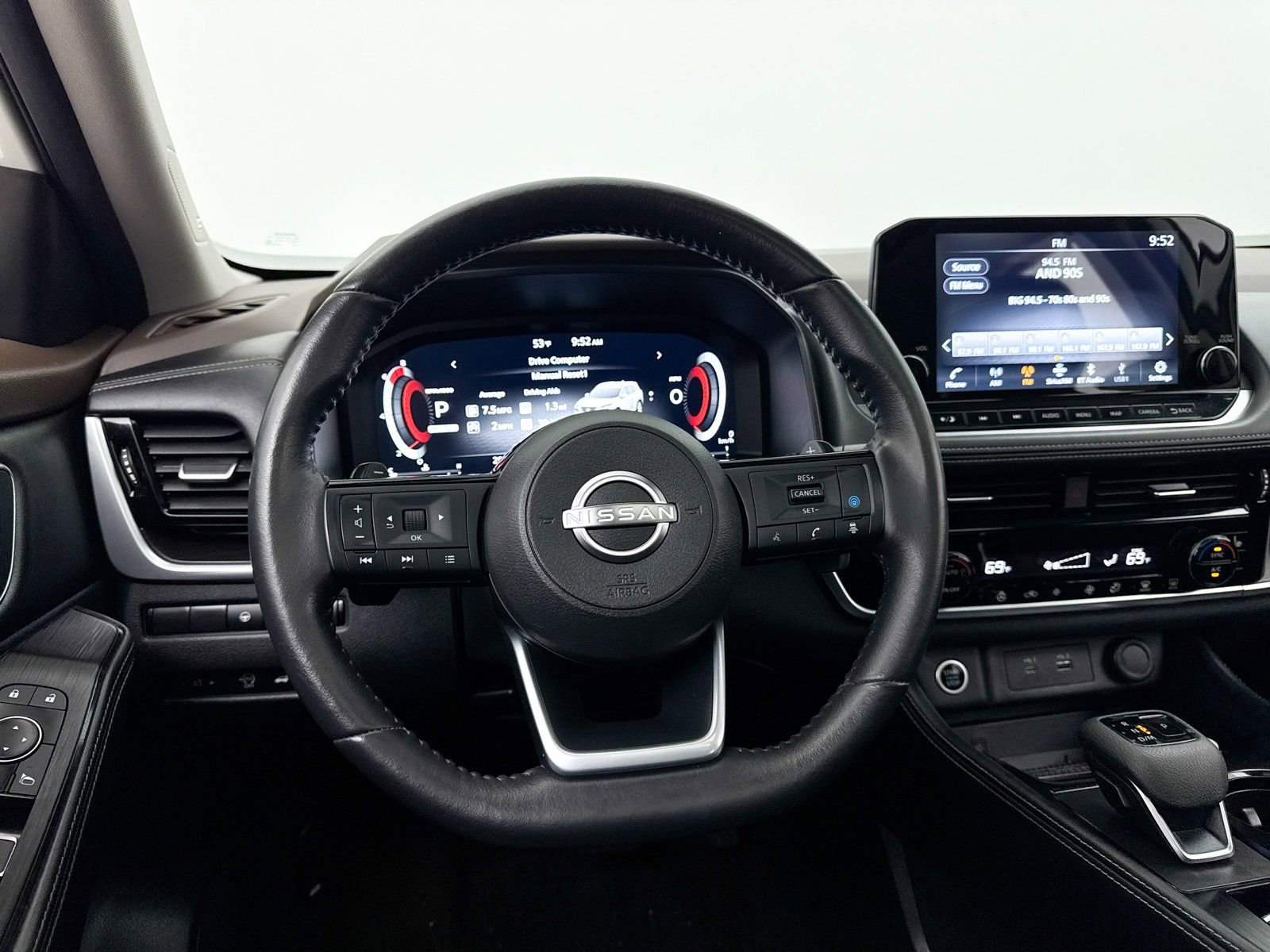 Used 2023 Nissan Rogue Platinum image 4