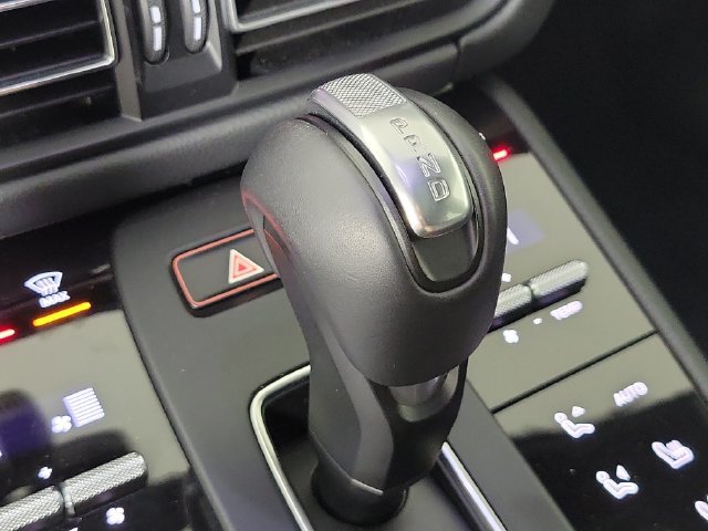 Used 2025 Porsche Macan AWD/4WD image 30