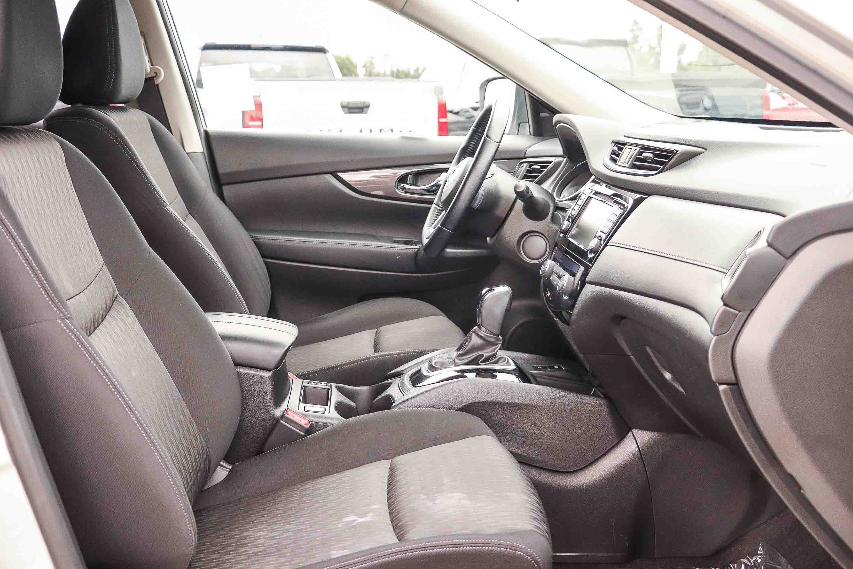 Used 2020 Nissan Rogue SV w/ Premium Package FWD image 17