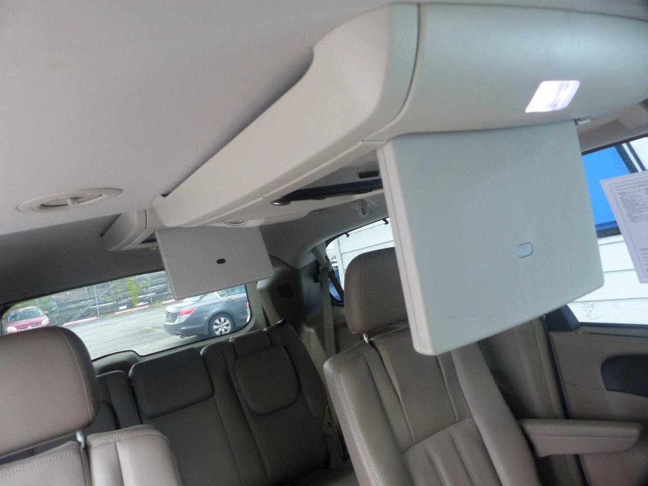Used 2014 Chrysler Town & Country Touring-L w/ Driver Convenience Group FWD image 19