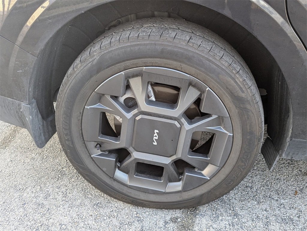 Used 2025 Kia Carnival EX image 7