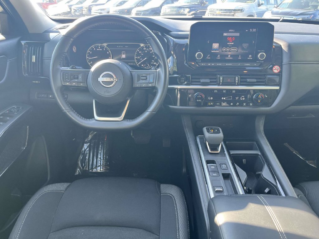 Used 2025 Nissan Pathfinder SV FWD image 9