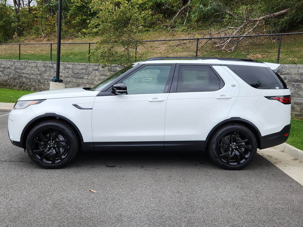 Used 2025 Land Rover Discovery S image 6