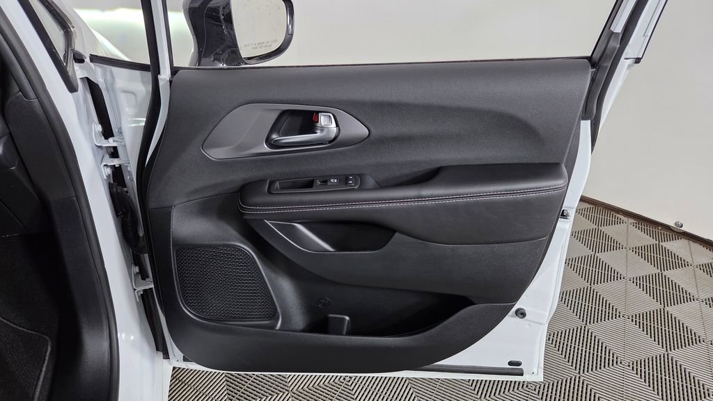 Used 2026 Chrysler Pacifica Select image 35