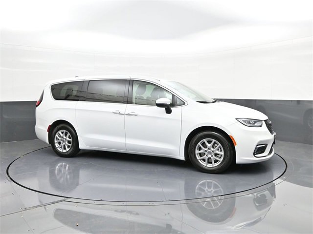 Used 2023 Chrysler Pacifica Touring-L image 17