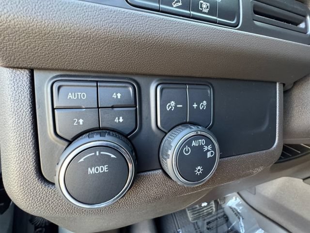Used 2024 Chevrolet Suburban Z71 w/ Luxury Package AWD/4WD image 6