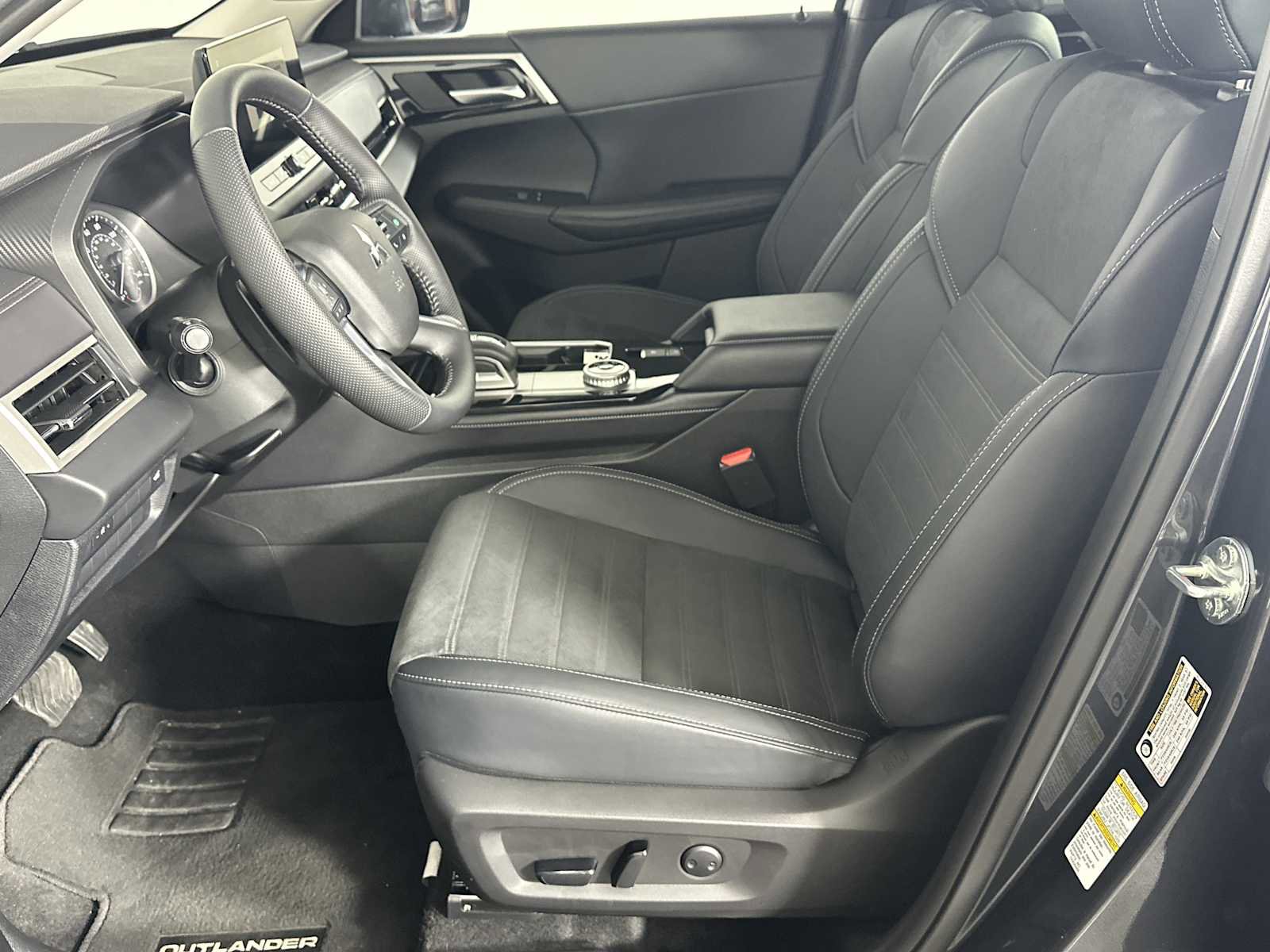 Used 2025 Mitsubishi Outlander SE AWD/4WD image 8