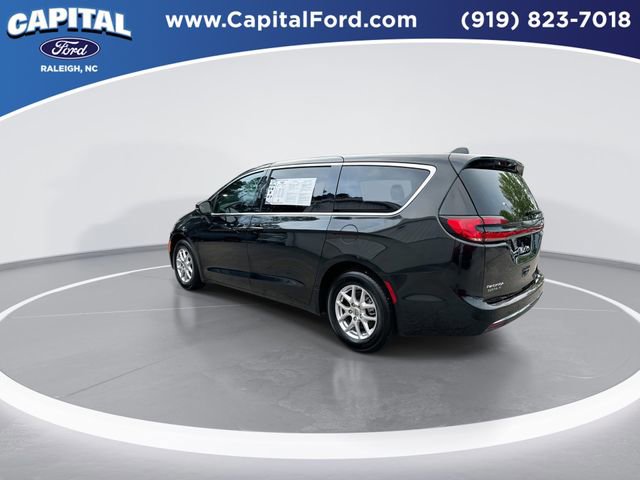 Used 2023 Chrysler Pacifica Touring-L FWD image 6