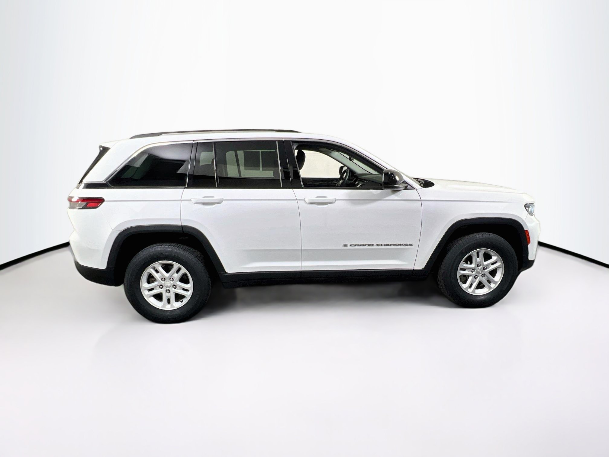 Used 2023 Jeep Grand Cherokee Laredo AWD/4WD image 4