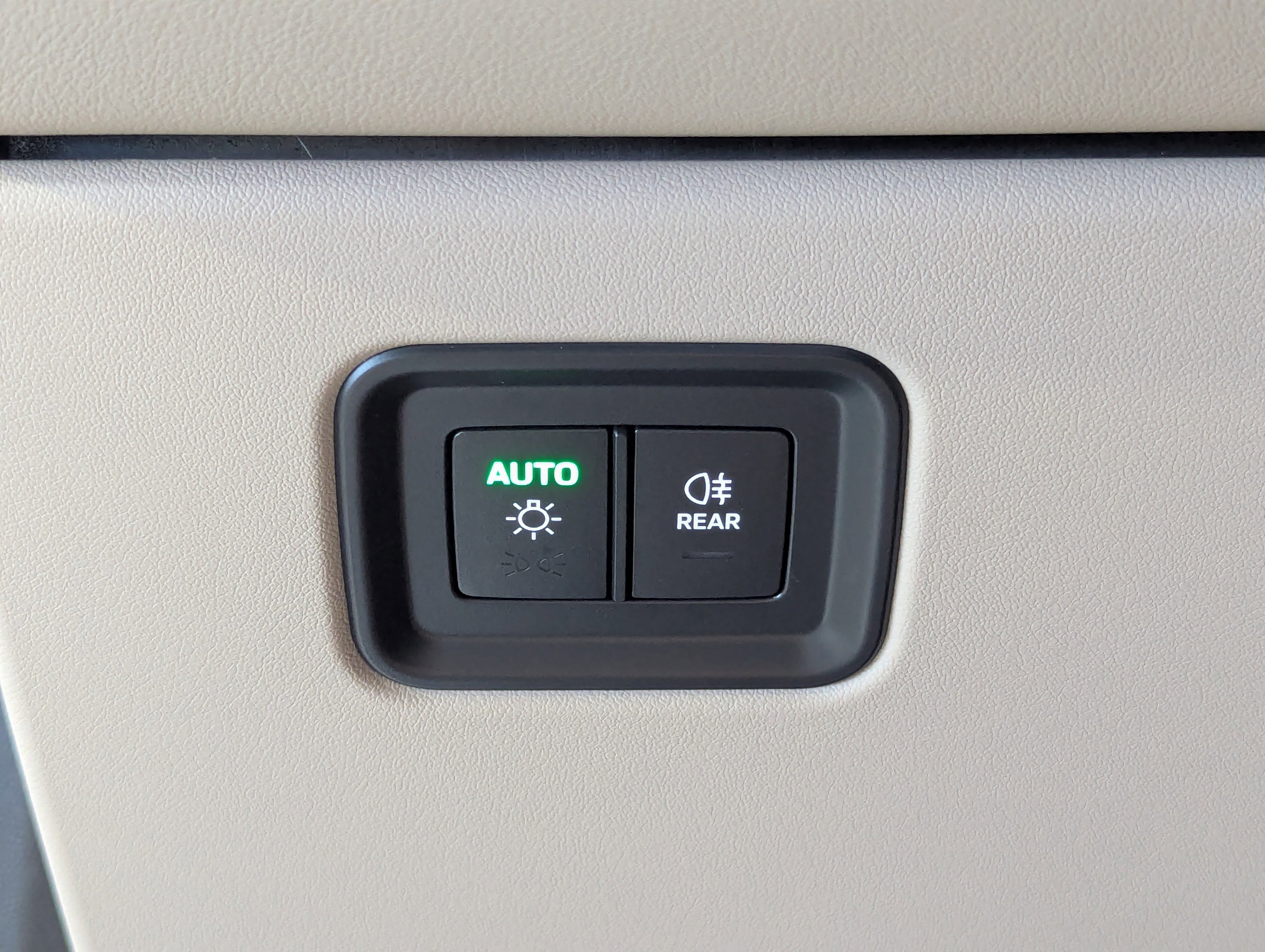 Certified 2025 Porsche Macan 4 Electric image 35