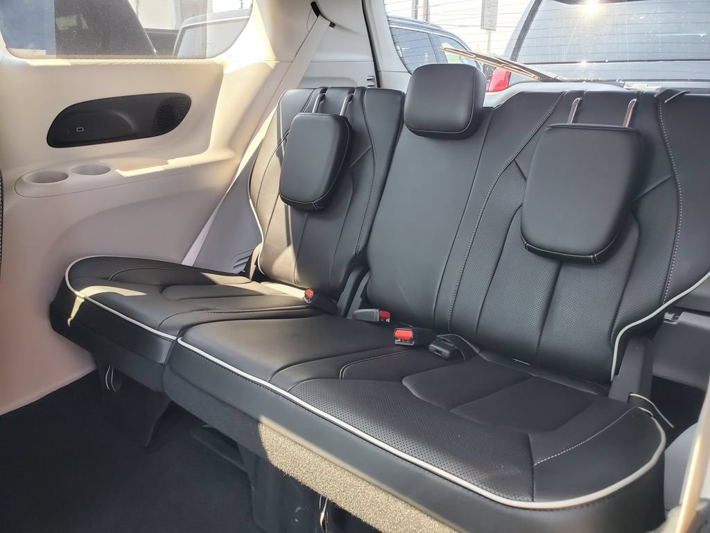 Used 2024 Chrysler Pacifica Limited FWD image 25