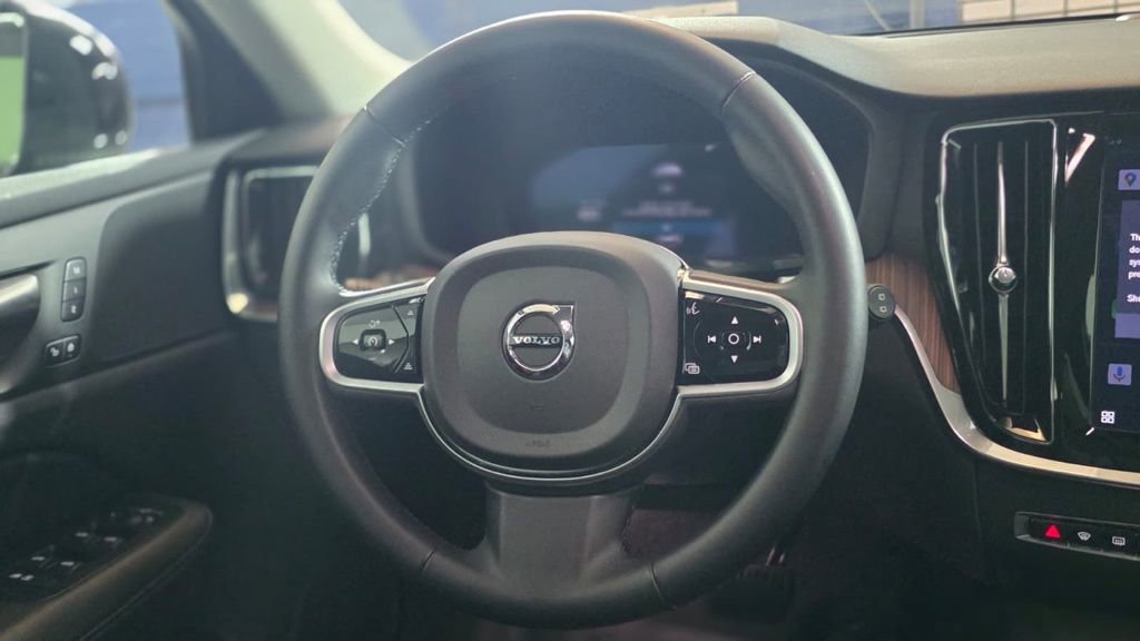 Used 2025 Volvo V60 B5 Cross Country Plus image 14