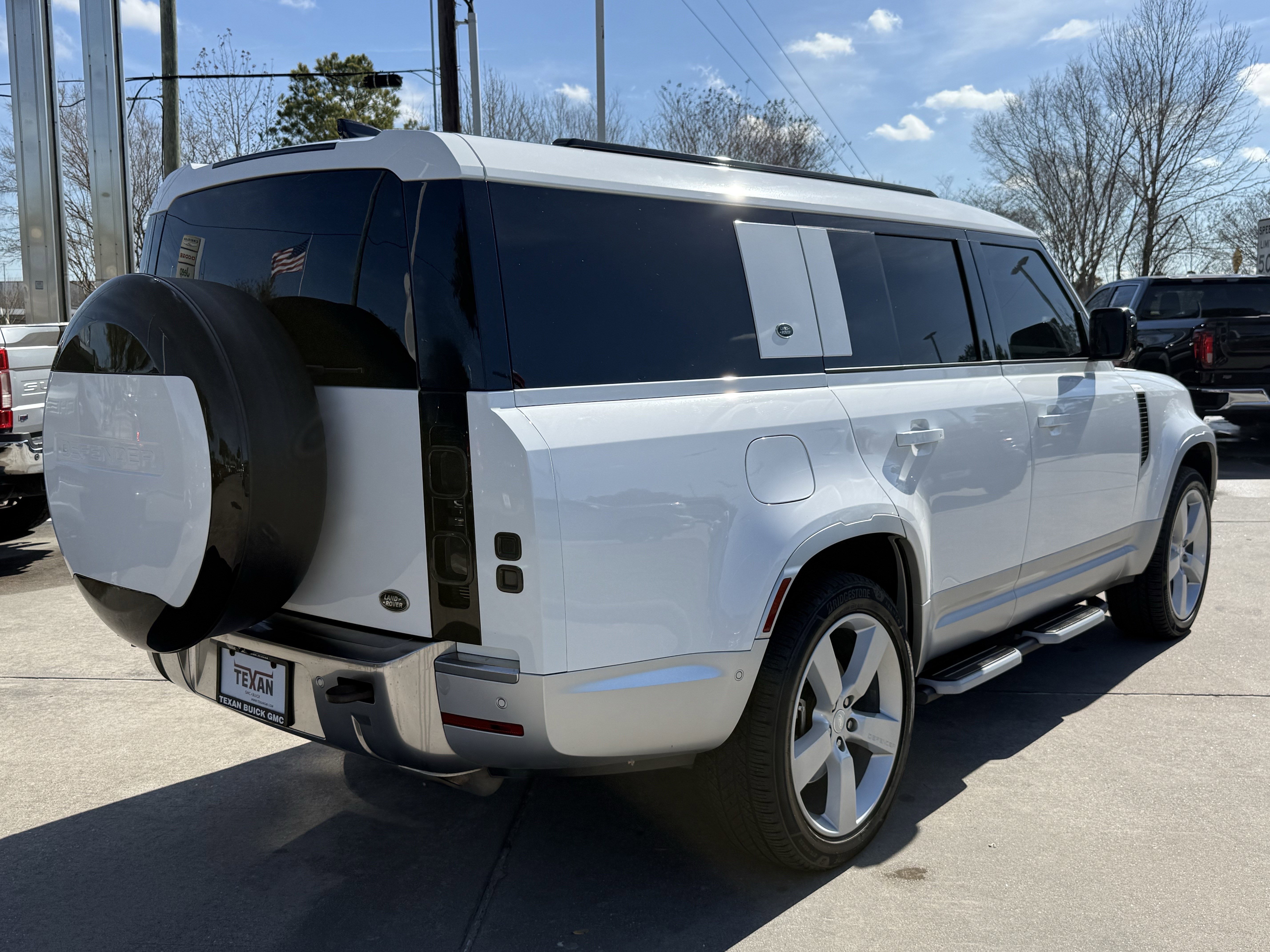 Used 2023 Land Rover Defender 130 First Edition image 5