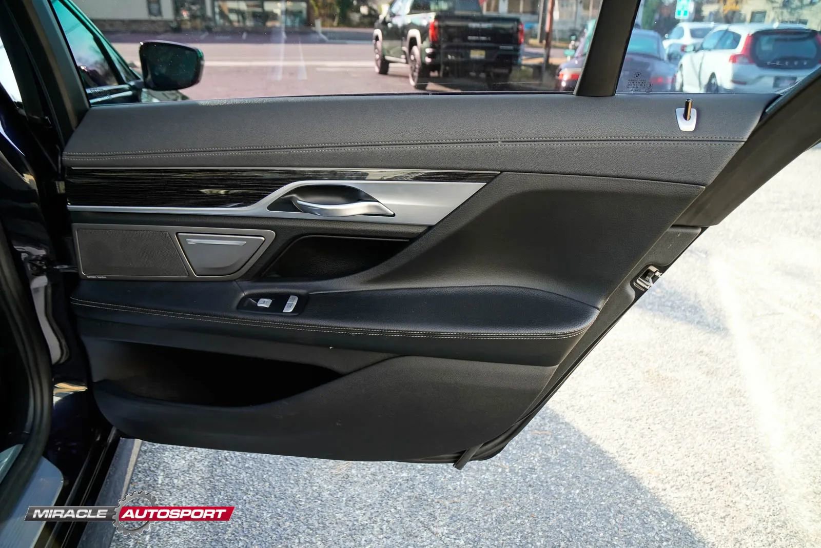 Used 2018 BMW 740i w/ M Sport Package image 32