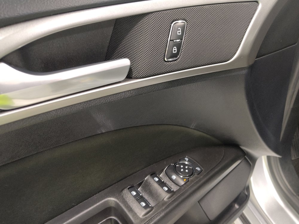 Used 2020 Ford Fusion SE image 27