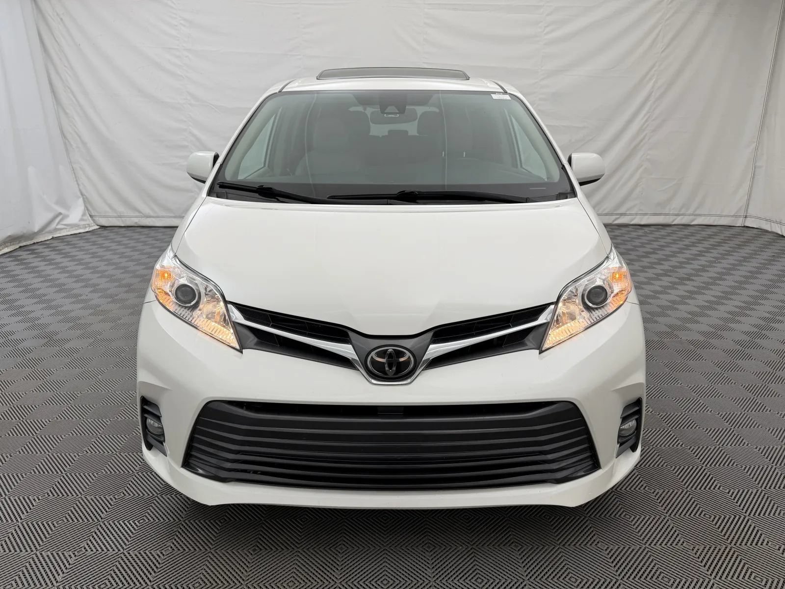 Used 2019 Toyota Sienna XLE FWD image 3