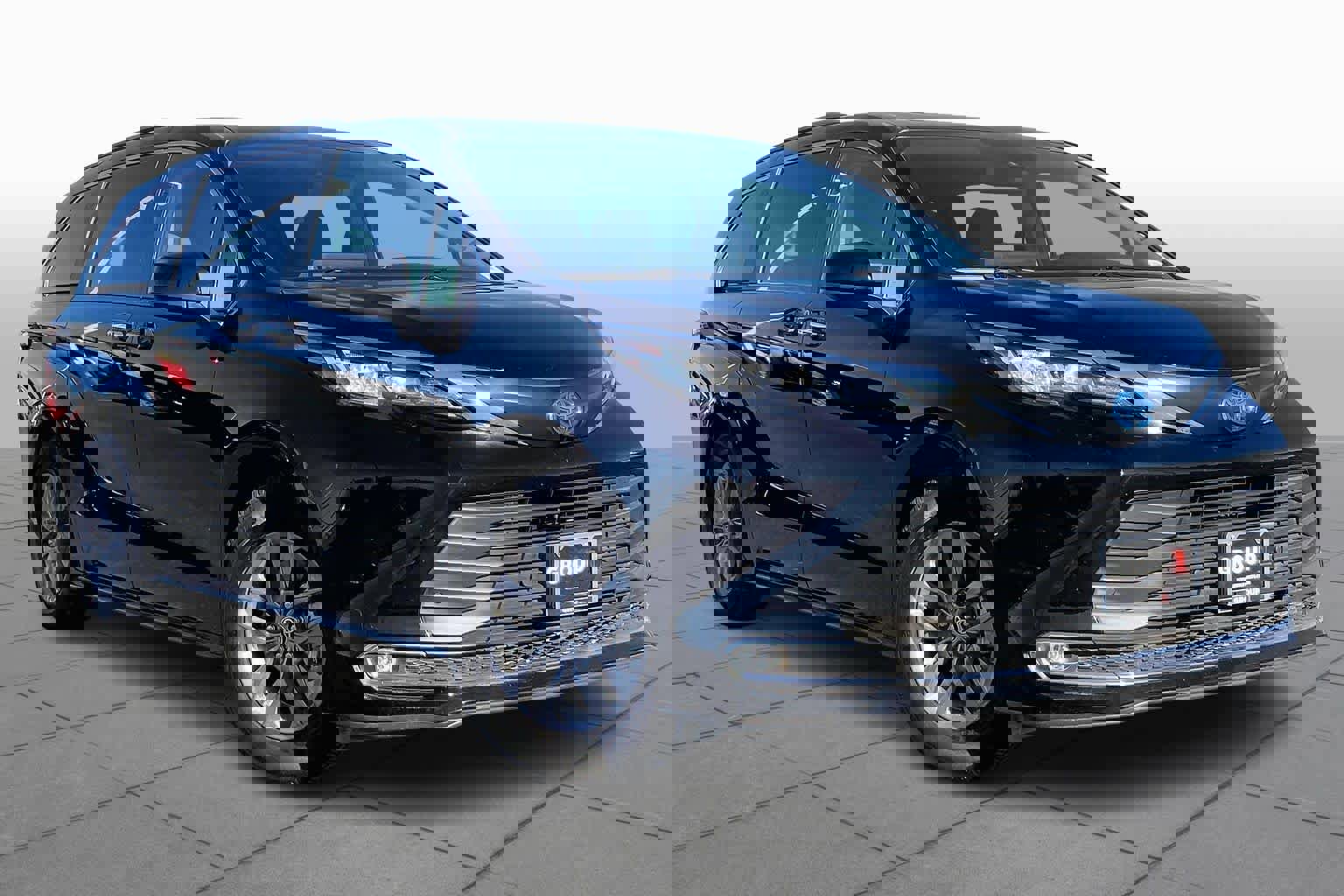 Used 2023 Toyota Sienna XLE image 2