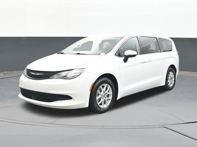 Used 2022 Chrysler Voyager LX image 4