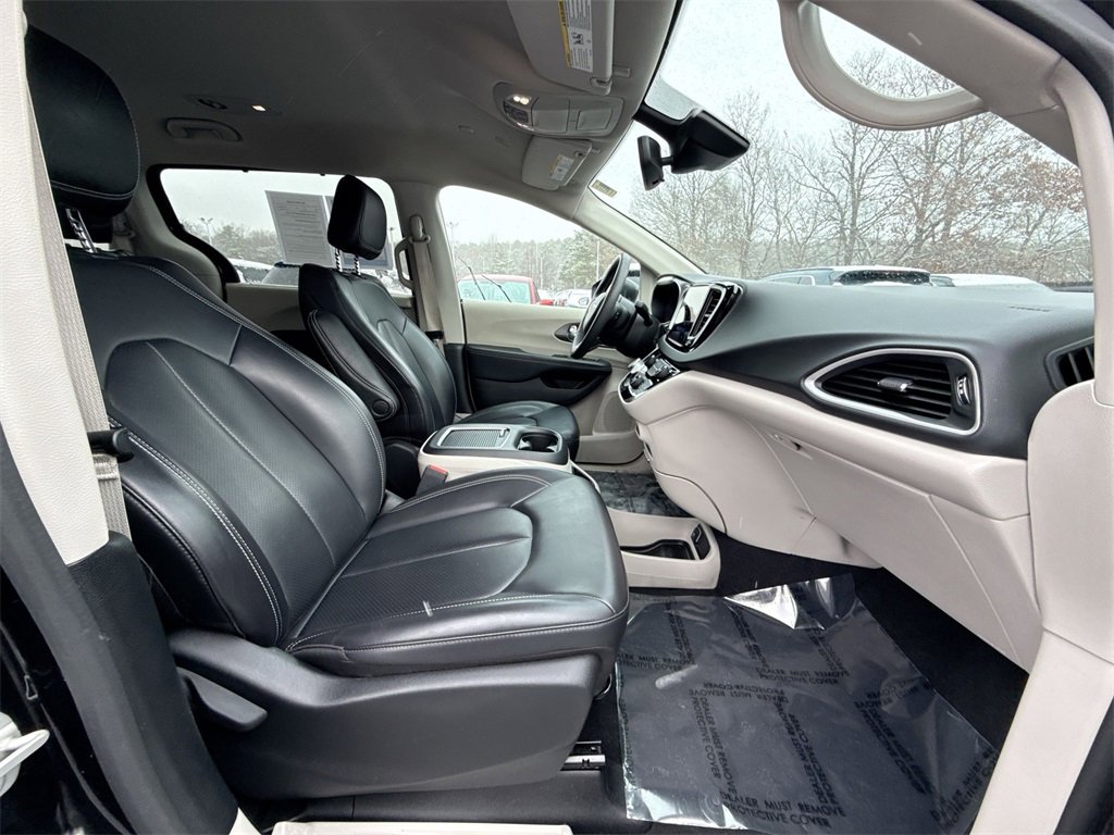 Used 2023 Chrysler Pacifica Touring-L image 25