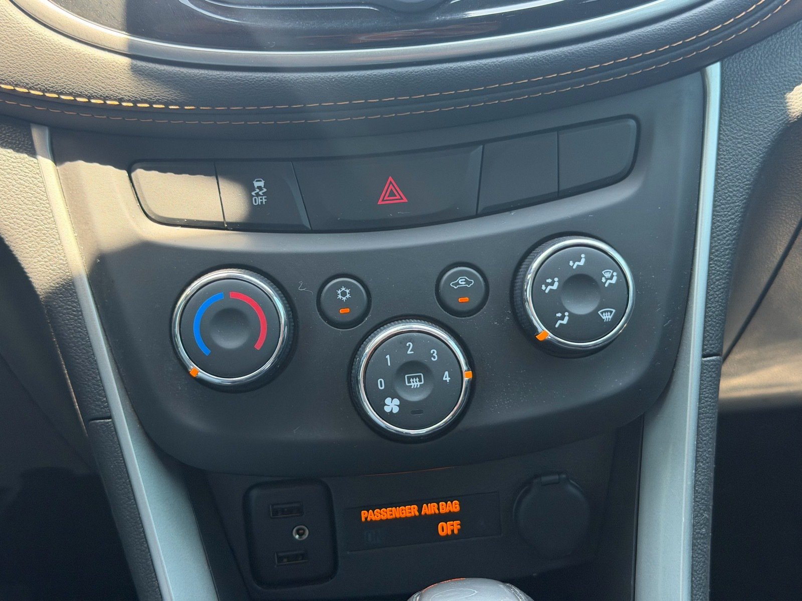 Used 2020 Chevrolet Trax LT w/ LT Convenience Package FWD image 28