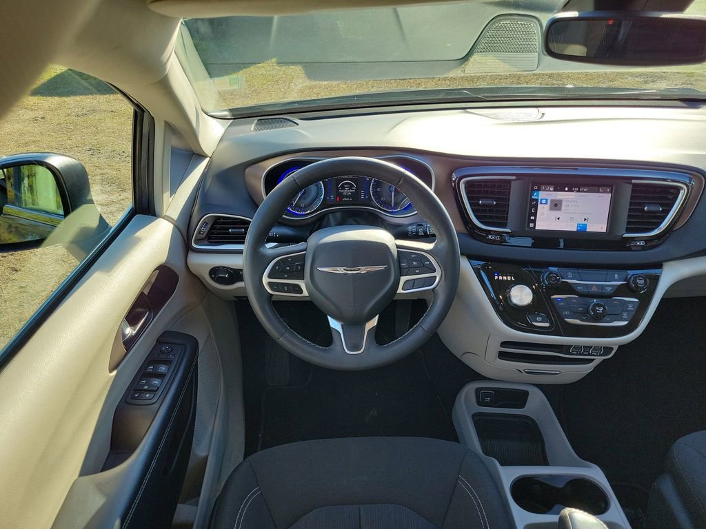 Used 2023 Chrysler Voyager LX image 28