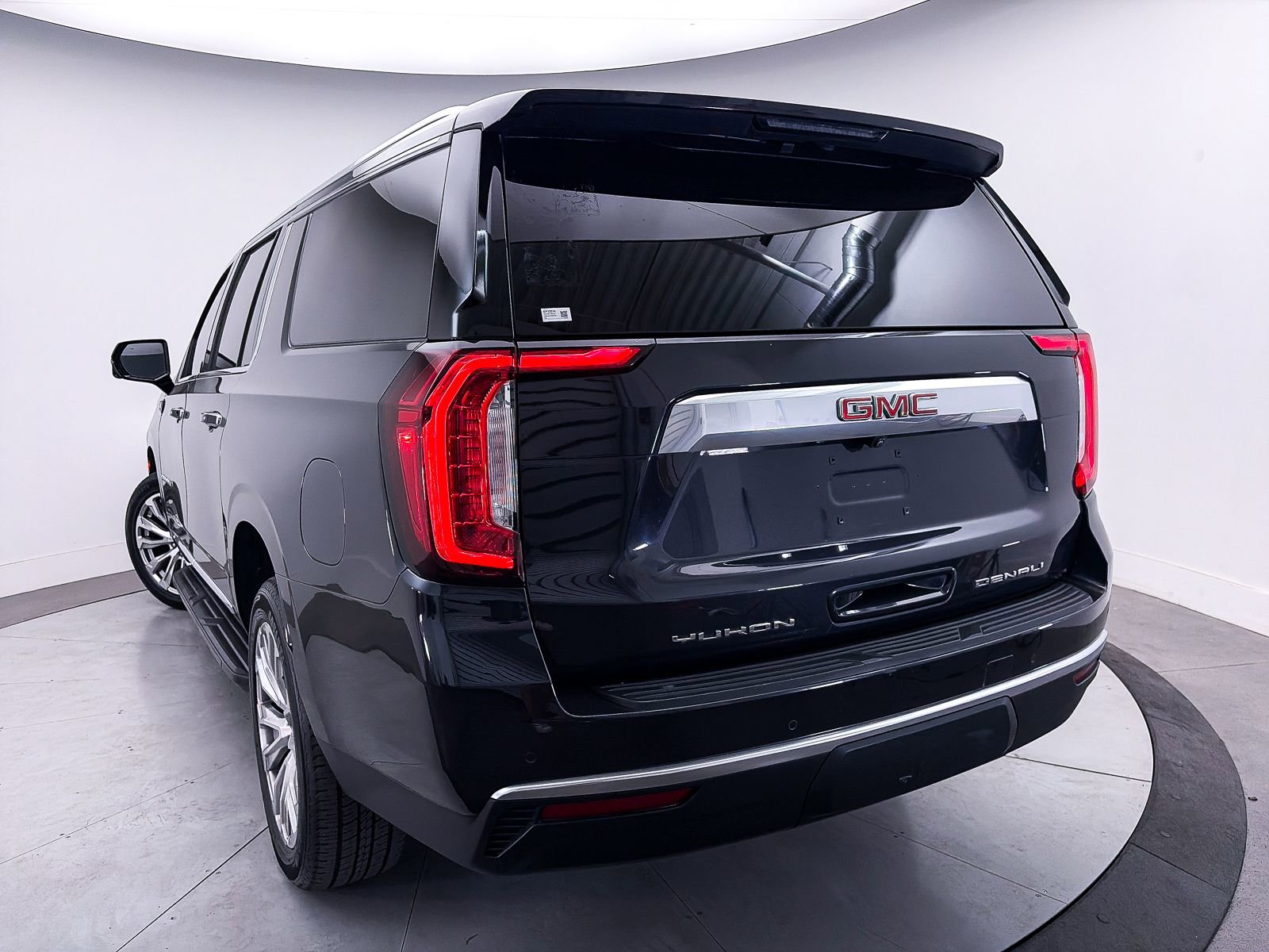Used 2023 GMC Yukon XL Denali AWD/4WD image 11