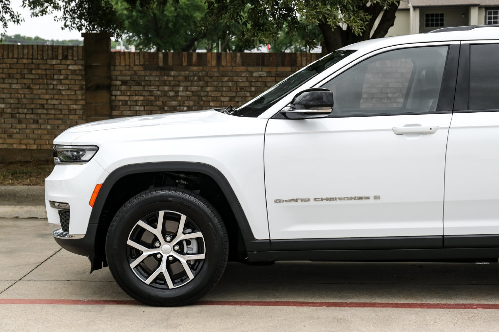 Used 2023 Jeep Grand Cherokee L Limited AWD/4WD image 22