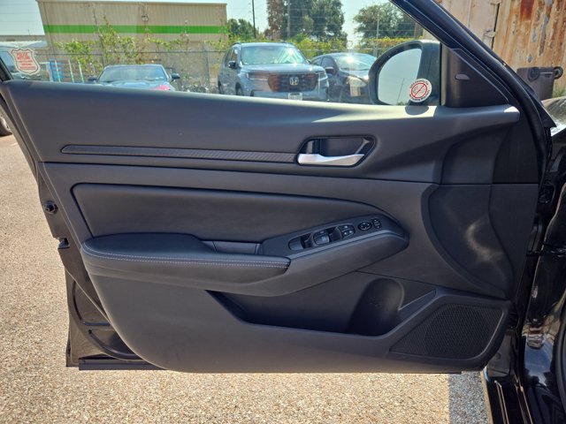 Used 2025 Nissan Altima 2.5 SV FWD image 10
