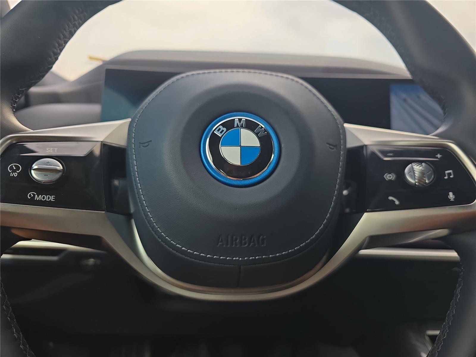 Certified 2025 BMW i7 xDrive60 w/ Executive Package image 22