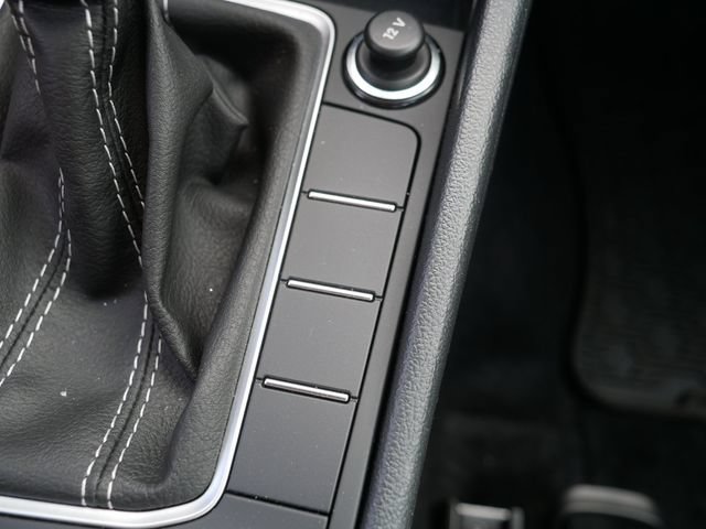 Certified 2025 Volkswagen Jetta SE FWD image 30