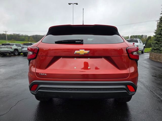 Used 2024 Chevrolet Trax LS w/ LS Convenience Package FWD image 3