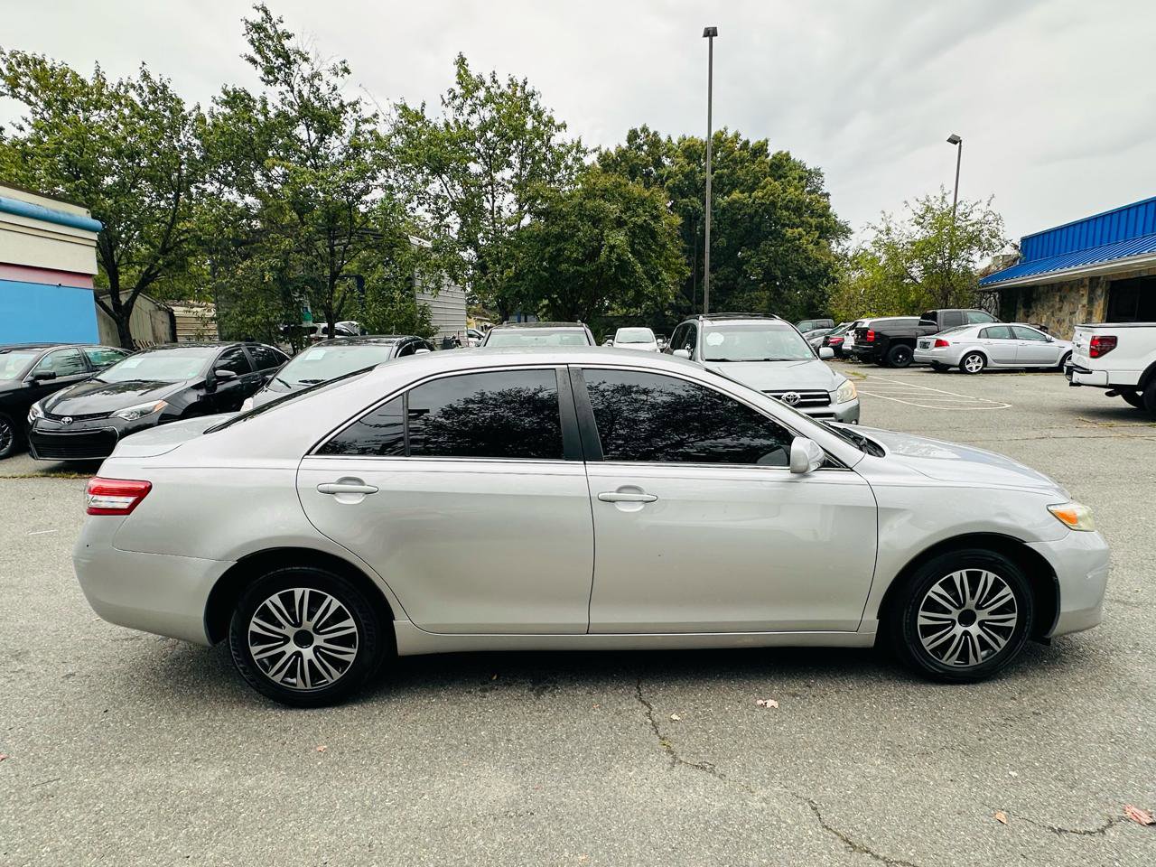 Used 2010 Toyota Camry LE FWD image 7