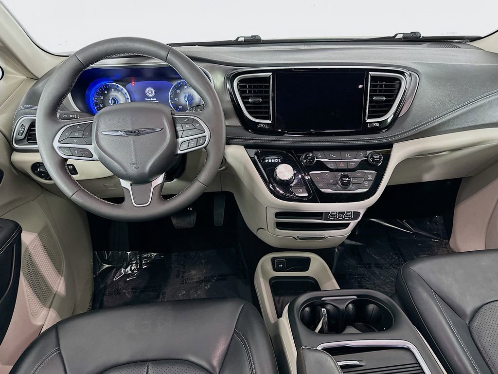 Used 2023 Chrysler Pacifica Touring-L image 32