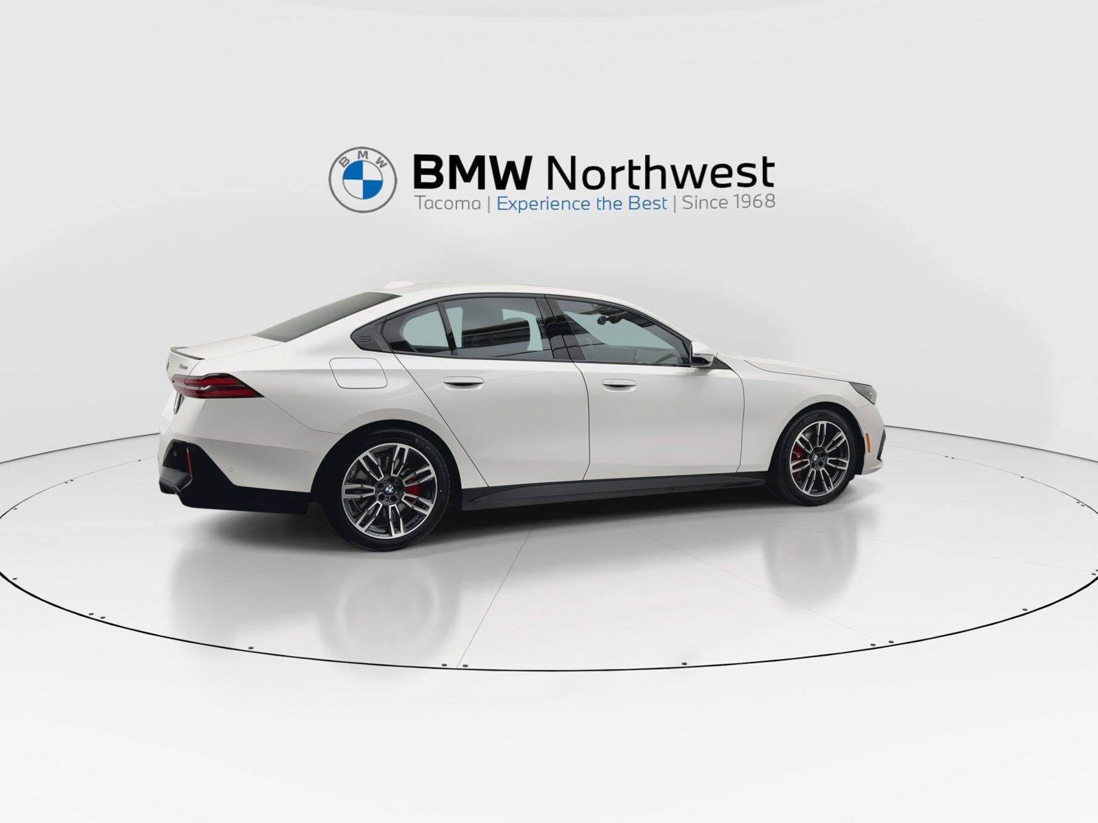 Used 2026 BMW 530i xDrive w/ M Sport Package AWD/4WD image 4