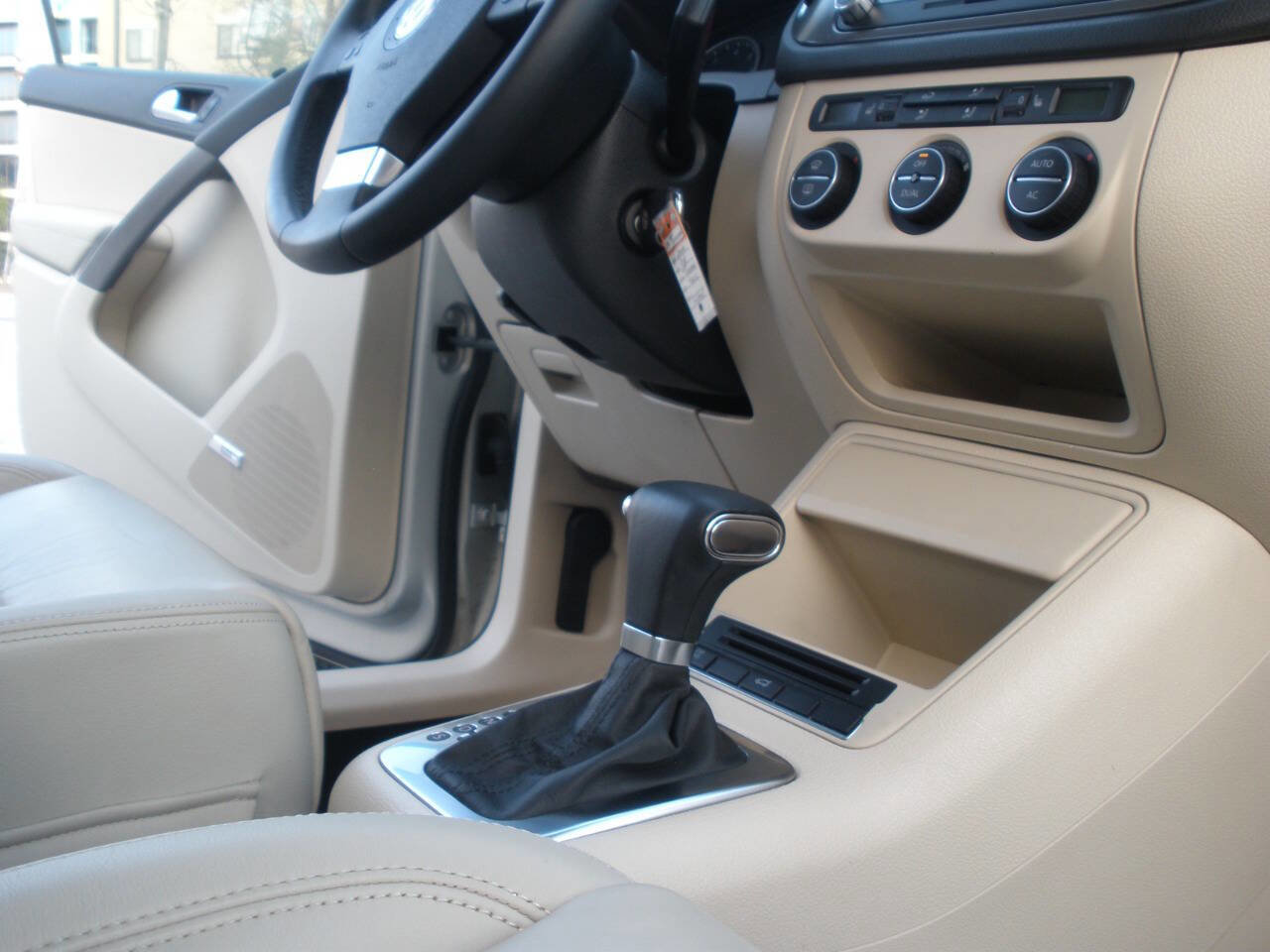 Used 2009 Volkswagen Tiguan SE image 28
