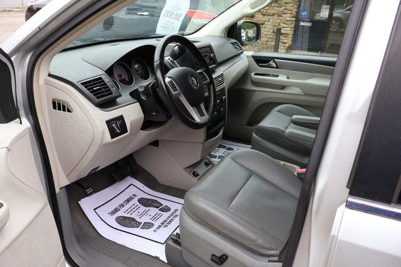 Used 2011 Volkswagen Routan SE FWD image 16