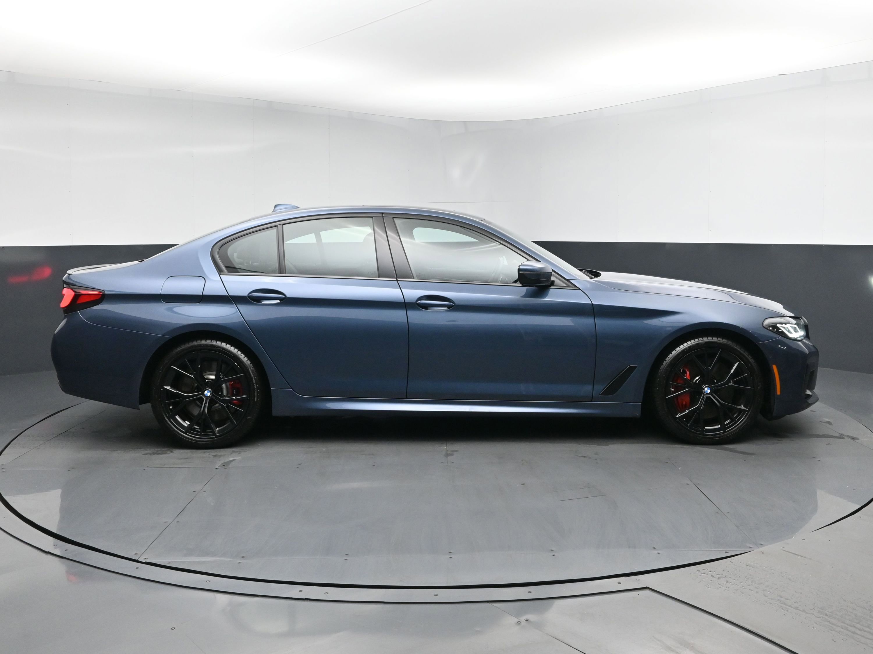 Used 2023 BMW 540i xDrive w/ M Sport Package image 3