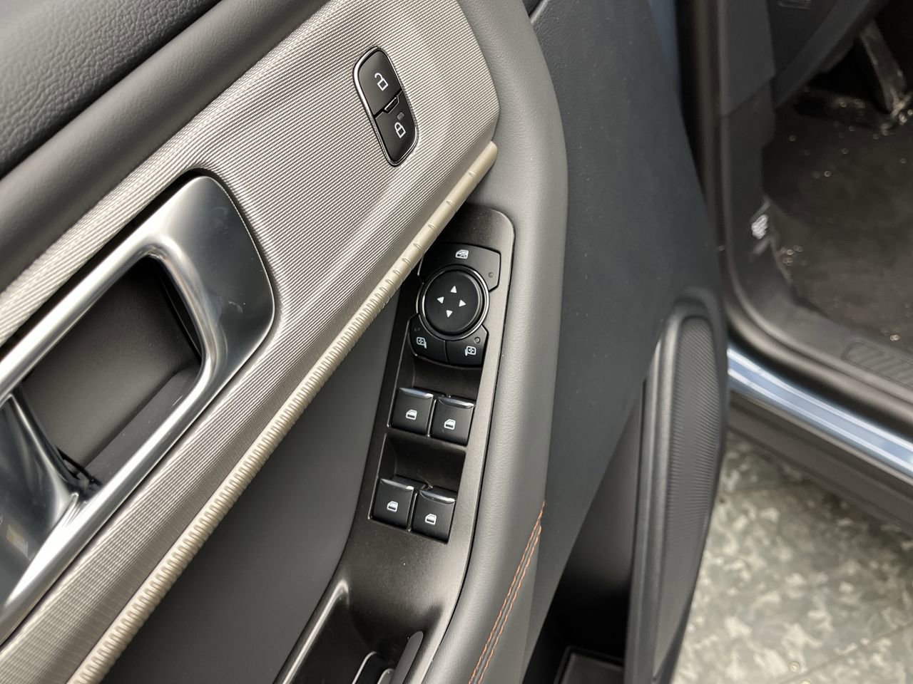 New 2026 Ford Explorer Active w/ Active Comfort Package AWD/4WD image 8