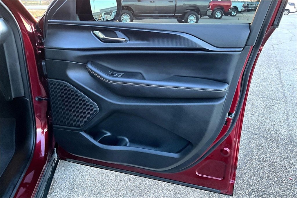 Used 2025 Jeep Grand Cherokee L Altitude image 24