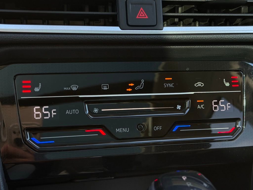 Certified 2025 Volkswagen Taos SE image 12