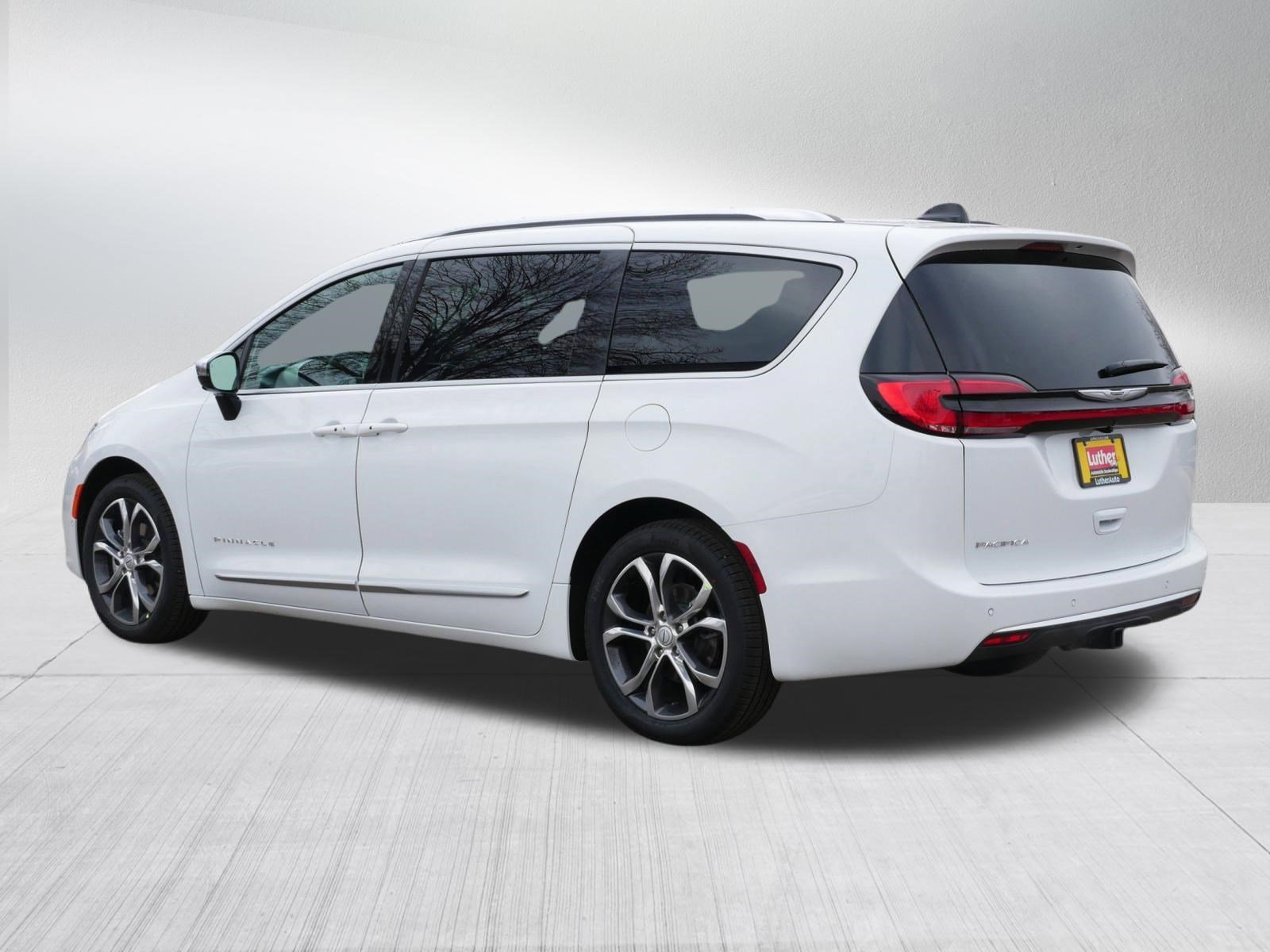 New 2026 Chrysler Pacifica Pinnacle w/ Trailer Tow Group FWD image 5