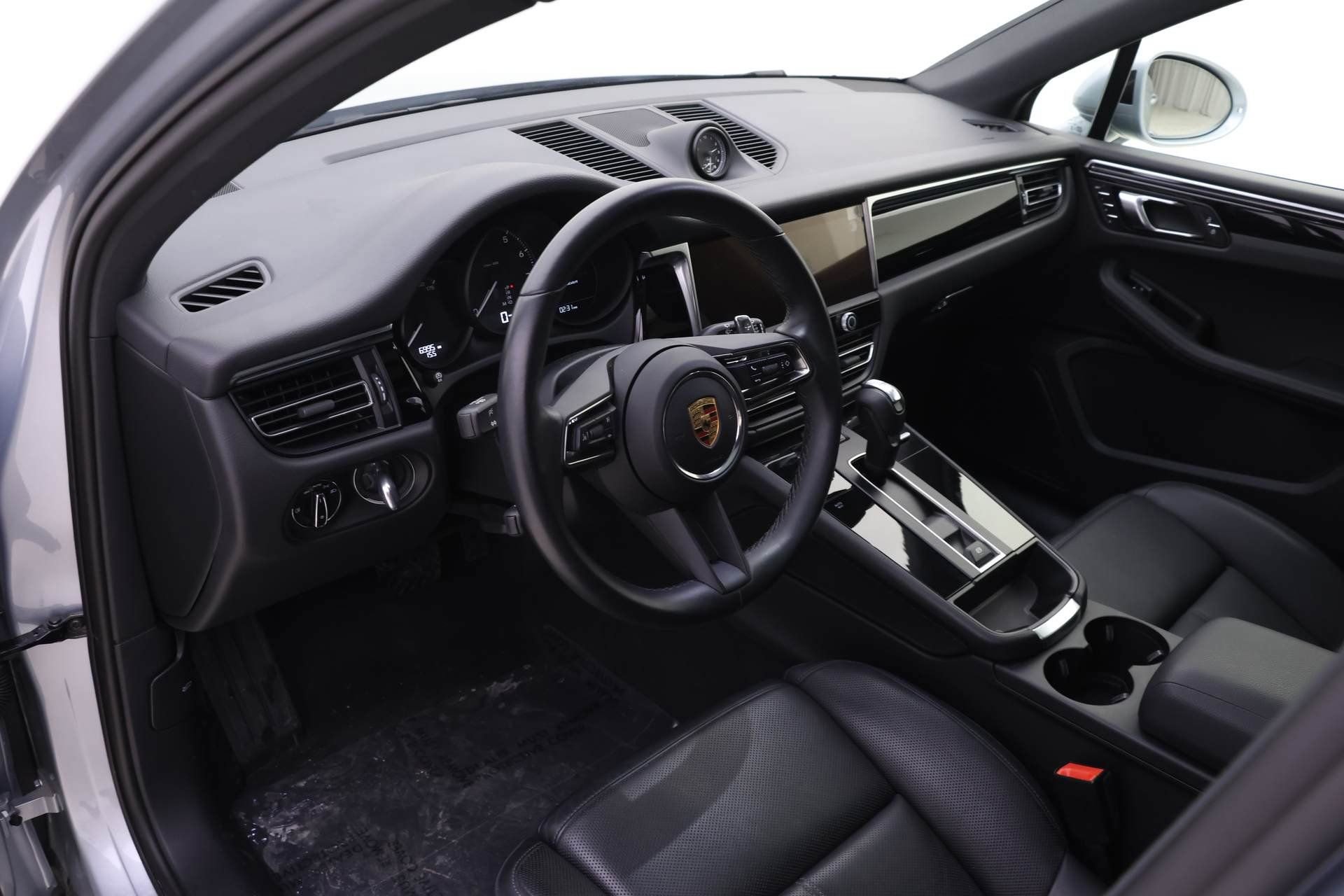 Certified 2024 Porsche Macan image 4