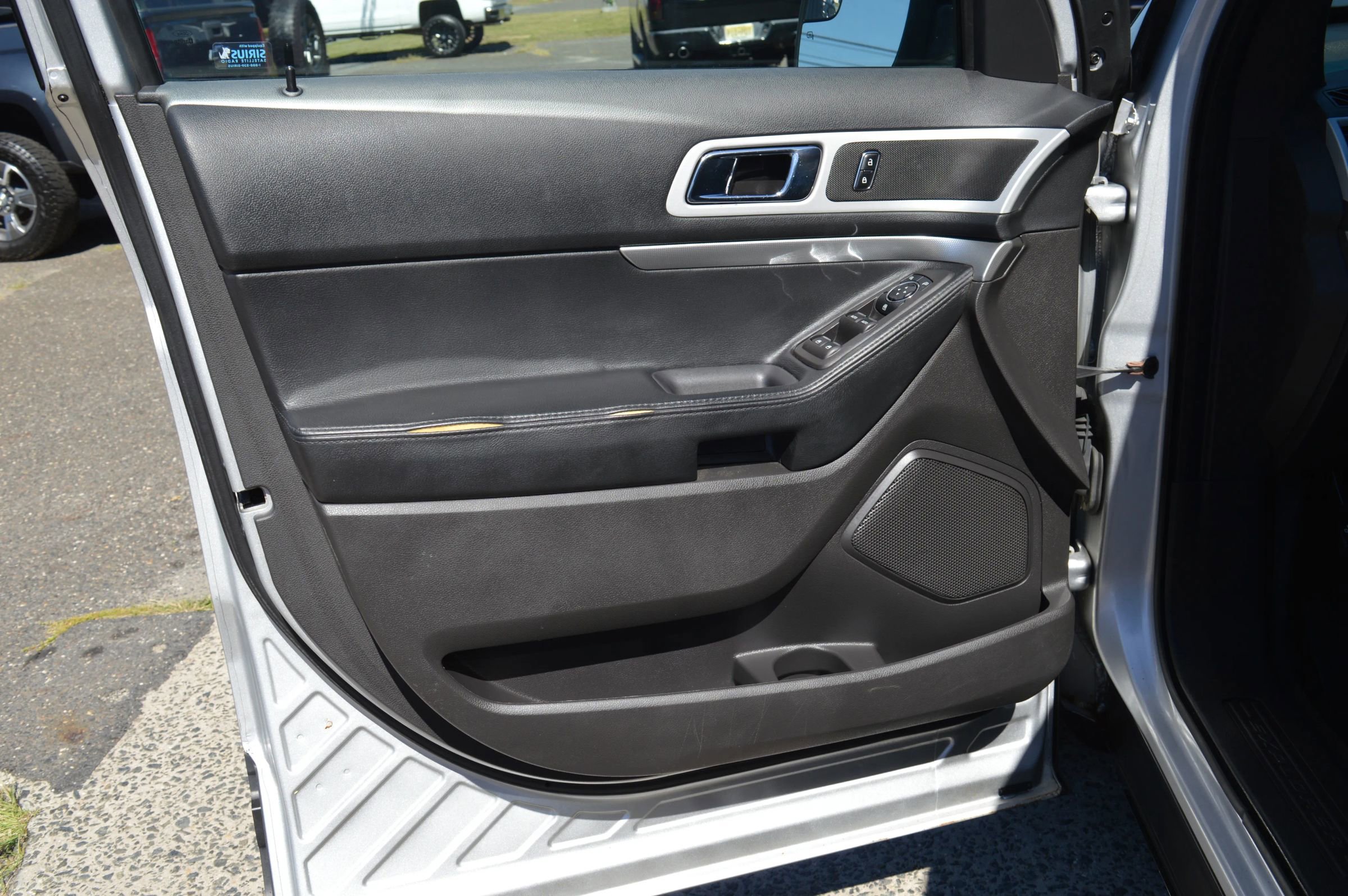 Used 2014 Ford Explorer XLT image 32