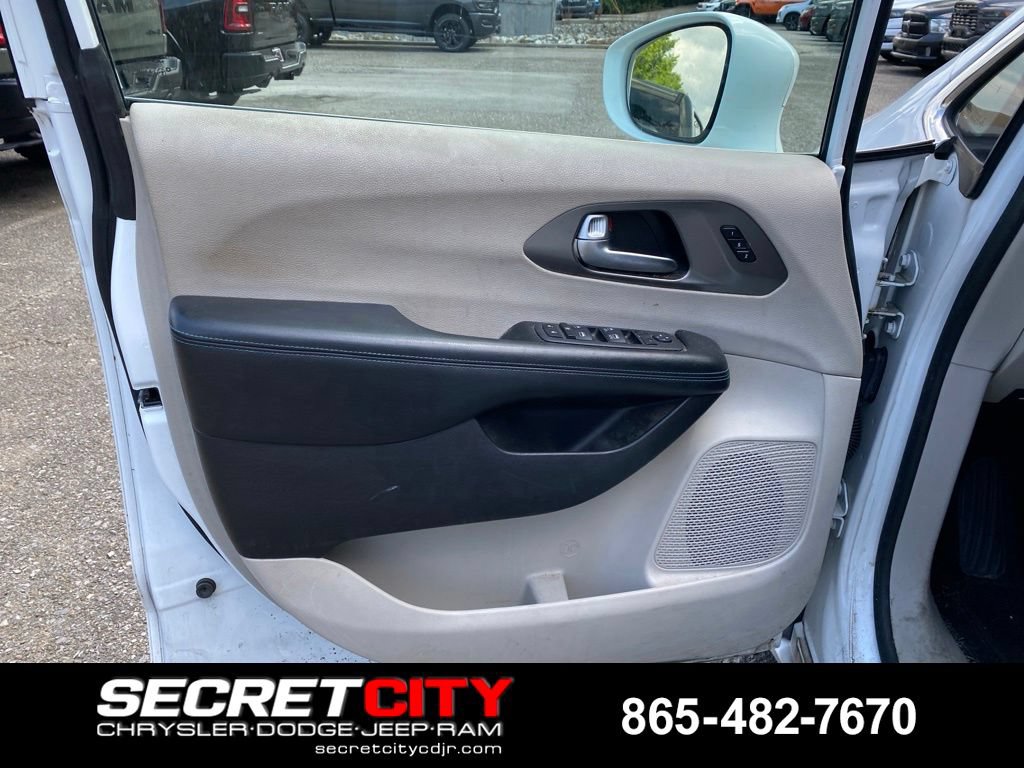 Used 2021 Chrysler Pacifica Touring-L FWD image 13