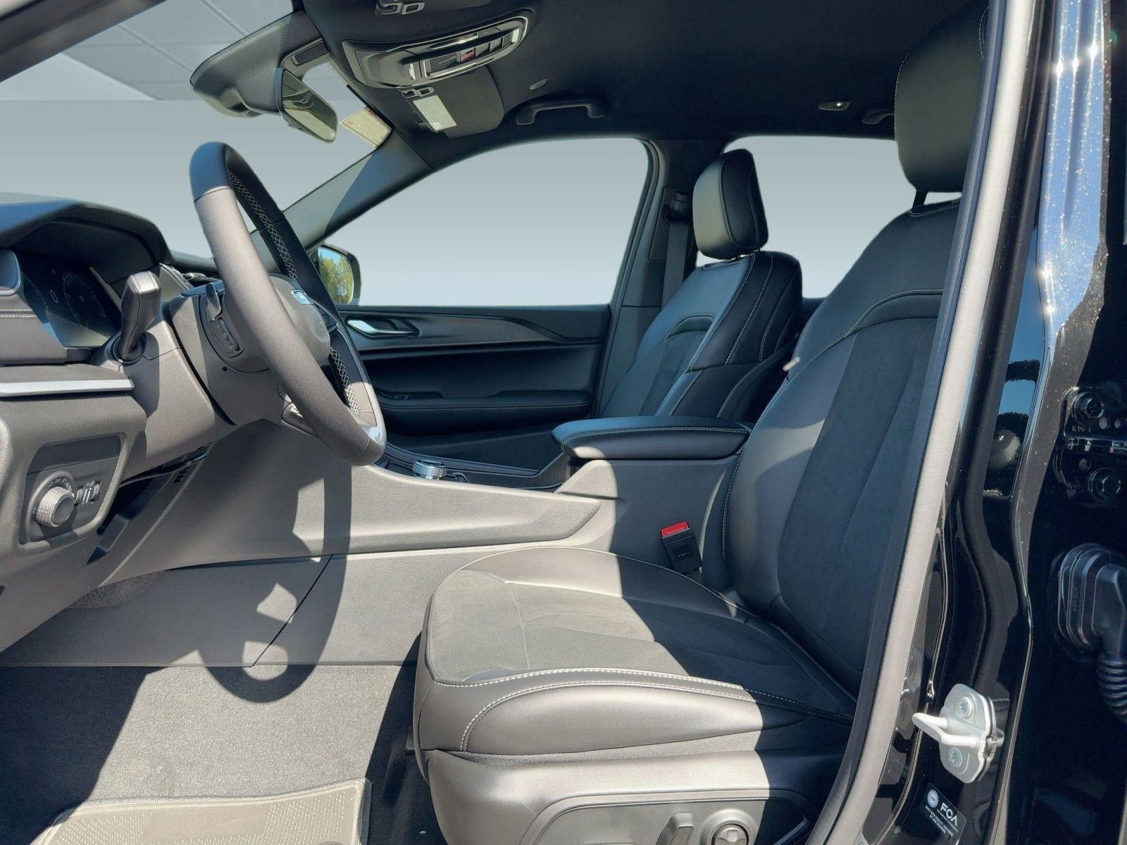 New 2025 Jeep Grand Cherokee Altitude image 5