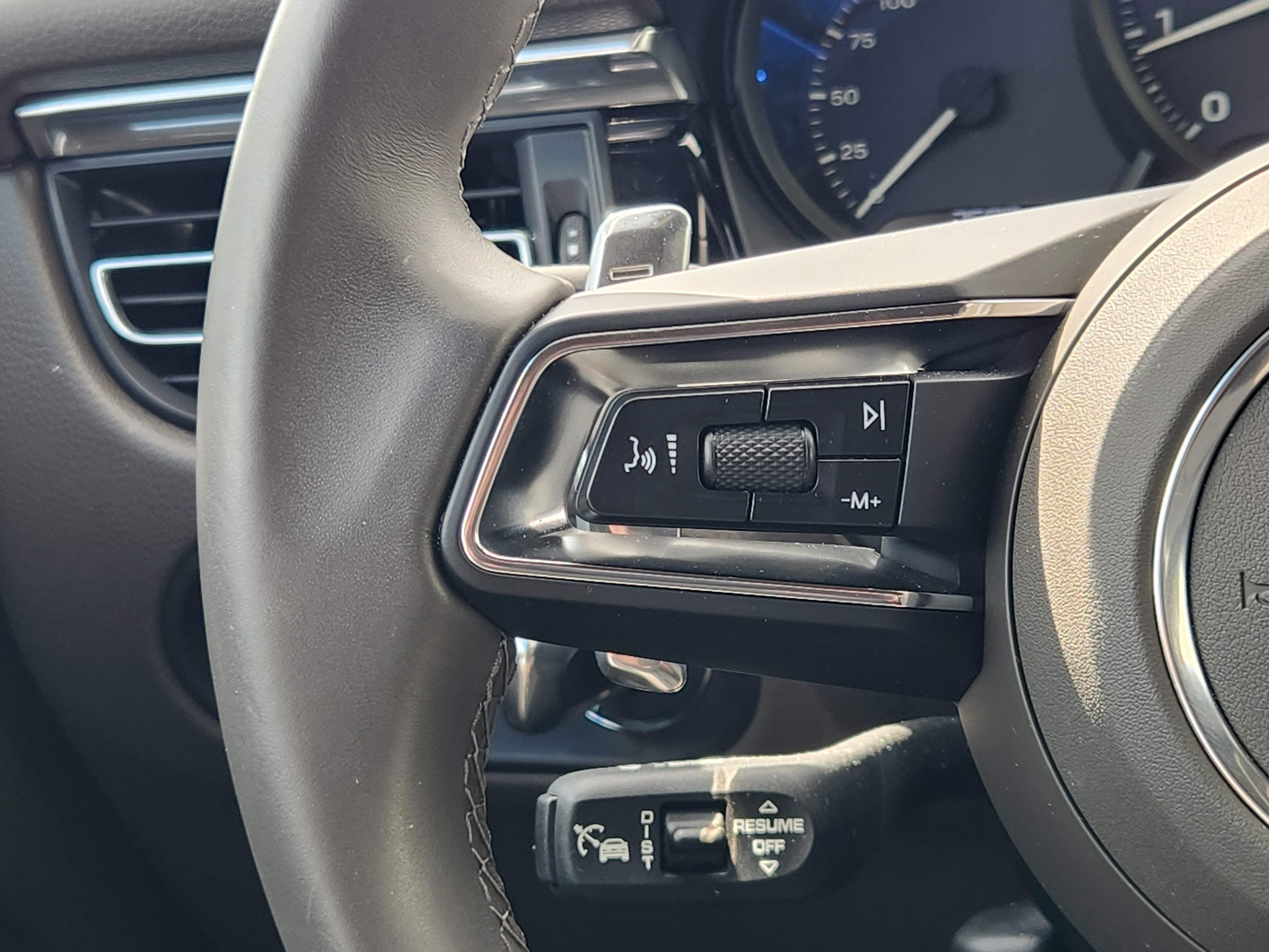 Certified 2026 Porsche Macan AWD/4WD image 30