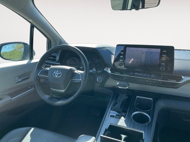 Used 2022 Toyota Sienna Limited image 10